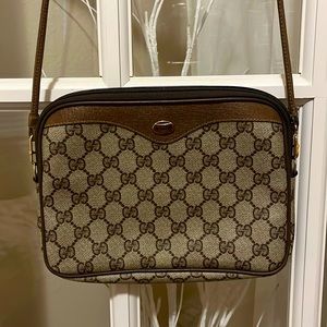 Vintage GUCCI crossbody.  Excellent condition.